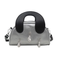Borsa a mano argento metallizzato con manico nero e ciondoli di perle chic - Argento con manico nero