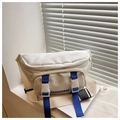 Detail van de witte nylon heuptas met blauwe decoratieve riemen en gespsluiting - Wit