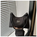 Detalle del bolso de hombro plisado negro con rayas verticales y parche de logotipo - Negro
