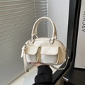 Bolso Boston minimalista en cuero brillante beige con bolsillos dobles y detalles plateados - Blanco