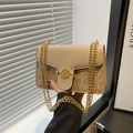 Elegante borsa beige a tracolla con fiori a rilievo, catena d'oro e fibbia in metallo M - Cachi