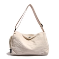 Borsa a tracolla minimalista in nylon bianco sporco con tracolla regolabile e dettagli chic - Cachi