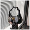 Détail du sac nuage noir plissé avec chaîne en métal et breloque nœud en perles - Avec Pendentif / Noir