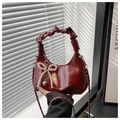 Détail du sac hobo bordeaux avec poignée plissée, nœud perle et breloque cœur métal - Avec Pendentif / Rouge