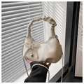 Détail du sac nuage crème avec nœud en perles et pendentif cœur en métal - Avec Pendentif / Blanc