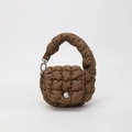 Bolso bandolera acolchado marrón oscuro con textura suave y herrajes plateados - Marrón