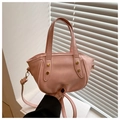 Dettaglio borsa a secchiello rosa con rivetti dorati e logo FASHION & BAGS LEATHER - Rosa