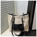 Dettaglio borsa tote in paglia intrecciata con tasca in pelle nera e tracolla a catena - Nero