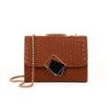 Bolso bandolera trenzado color caramelo con hebilla geométrica y cadena de oro - Marrón