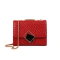 Bolso de hombro rojo con textura tejida, cierre geométrico y cadena dorada - Rojo