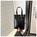 Detalle del mini bolso cuadrado negro brillante con logo FASHION y nudo de cuerda - Negro