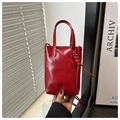 Detalle de cuero brillante rojo y logo Fashion Bags en el mini bolso de mano elegante - Rojo