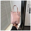 Détail du mini sac cabas en similicuir rose avec nœud et bandoulière amovible - Rose