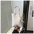 Detalle de mini bolso tote blanco con texto Fashion Bags y asas con detalles de nudos - Blanco