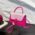 Minimalistische rosa zweifarbige Umhängetasche mit rundem Griff und Metall-Riemendetail - Fuchsia