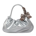 Silberne Metallic-Handtasche mit Plissee-Effekt und stilvollem kariertem Seidenschal - Silber
