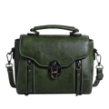 Borsa vintage verde scuro in pelle con cuciture bianche e fibbia su sfondo bianco - Verde