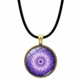 Collar de mandala con cristal morado, base de bronce y cordón negro trenzado - Mandala Geométrico Púrpura (JY00612-4)