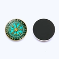 25mm Wikinger Vegvisir Kompass Kühlschrankmagnet mit Runen und grüner Glasoberfläche - Goldener Wikinger Kompass auf blaugrünem Hintergrund Stil (JY008474-3)