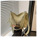 Détail du sac en cuir vert clair avec chaîne argentée et grand pendentif papillon - Vert