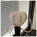 Detalle de bolso bandolera blanco en forma de corazón con textura de cocodrilo y cadenas - Blanco