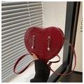 Detalle del bolso de corazón rojo con textura de cocodrilo y cadenas de plata - Rojo