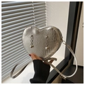 Detalle del bolso bandolera plateado con forma de corazón, textura de cocodrilo y cadenas - Plateado
