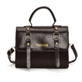 Bolso bandolera de cuero café oscuro brillante con texto FASHION dorado y asa - Marrón