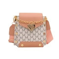 Bolso bandolera de contraste con diseño de monograma y hebilla dorada de corazón - Rosa
