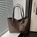 Braune Monogramm-Tote-Bag mit M-Muster und Vintage-Bronze-Metall-Logo-Anhänger für Damen - Braun