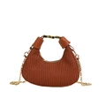 Borsa hobo a mezzaluna plissettata marrone terracotta con catena dorata e fibbia - Marrone