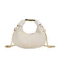 Elegante borsa a mezzaluna crema con trama plissettata e manico in metallo dorato - Bianco