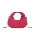 Sac bandoulière plissé magenta avec texture verticale et bandoulière chaîne dorée - Rose