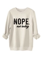 Detailansicht des Nope Not Today Schriftzugs auf beigem Fleece-Sweatshirt für Damen - S / Sandfarben