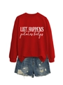 Détail à plat d'un sweat rouge à col rond et d'un short en jean bleu délavé - S / Rouge (Imprimé Blanc)