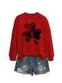 Details des roten Sweatshirts mit Kleeblatt-Print und Distressed-Jeans-Shorts im Set - S / Rot (Schwarzer Shamrock-Druck)