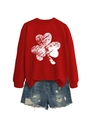 Detail eines roten Sweatshirts mit weißem Kleeblatt und Used-Look Jeansshorts - S / Rot (WeiBer Shamrock-Druck)