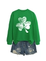 Detail eines grünen Sweatshirts mit weißem Kleeblatt-Druck und passenden Jeans-Shorts - S / Grasgrün (WeiBer Shamrock-Druck)