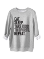 Dettaglio della stampa Eat Sleep Take Kids su felpa grigia in pile con polsini a costine - S / Grigio chiaro