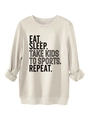 Dettaglio della stampa Eat Sleep Take Kids su felpa girocollo beige oversize - S / Sabbia