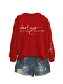 Detail von rotem Sweatshirt mit Ärmelprint und blauen Shorts mit Fransen-Saum - S / Rot (Weiße Schrift)