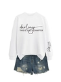 Détail du sweat-shirt blanc avec imprimé narratif et short en jean délavé et usé - Blanc (Police Noire)