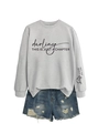 Sweat gris à imprimé manche et short en jean vieilli posé à plat sur fond blanc - Gris (Police Noire)