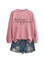 Détail d'un sweat-shirt rose à slogan avec un short en jean déchiré pour femmes - Or Rose (Police Noire)