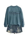 Détail du sweat bleu avec texte imprimé et short en jean court au style délavé - Bleu (Police Noire)