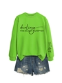 Détail du sweat-shirt vert fluo avec texte artistique et mini short en jean déchiré - Vert Néon (Police Noire)