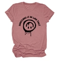 Gros plan sur t-shirt rose à col rond avec imprimé smiley fondant et texte graphique - S / Hauts / Or Rose (Texte Noir)