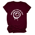 Détail d'un t-shirt bordeaux à col rond avec motif graphique blanc et texte - S / Hauts / Rouge Vin (Texte Blanc)