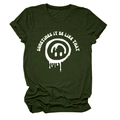 Détail du motif smiley fondu blanc sur le tissu en coton du t-shirt vert olive - S / Hauts / Vert Armée (Texte Blanc)