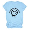 Détail du t-shirt bleu ciel à col rond avec motif smiley fondant et texte graphique - S / Hauts / Bleu Clair (Texte Noir)